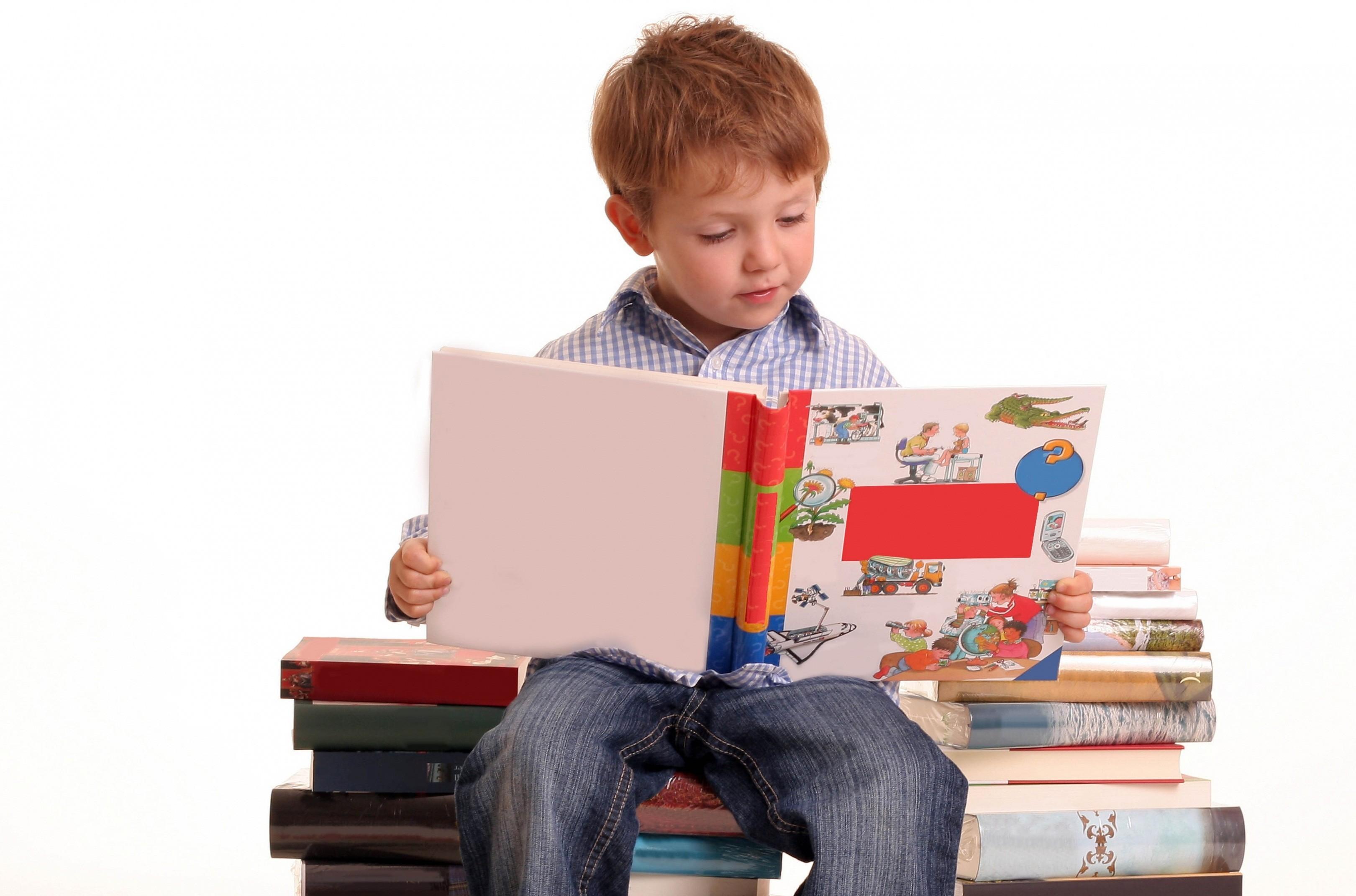 Читать мальчик 8 лет. Книги для детей. Мальчик с книжкой. Книга для мальчиков. Дети читают.