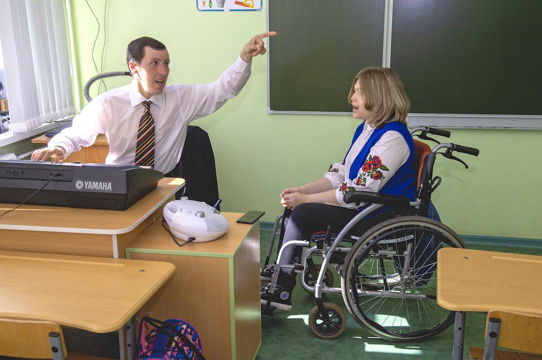 Детей инвалидов 2024 году в россии. Инклюзивное образование. Инклюзия в школе. Дети инвалиды в школе. Школа для детей с ограниченными возможностями.