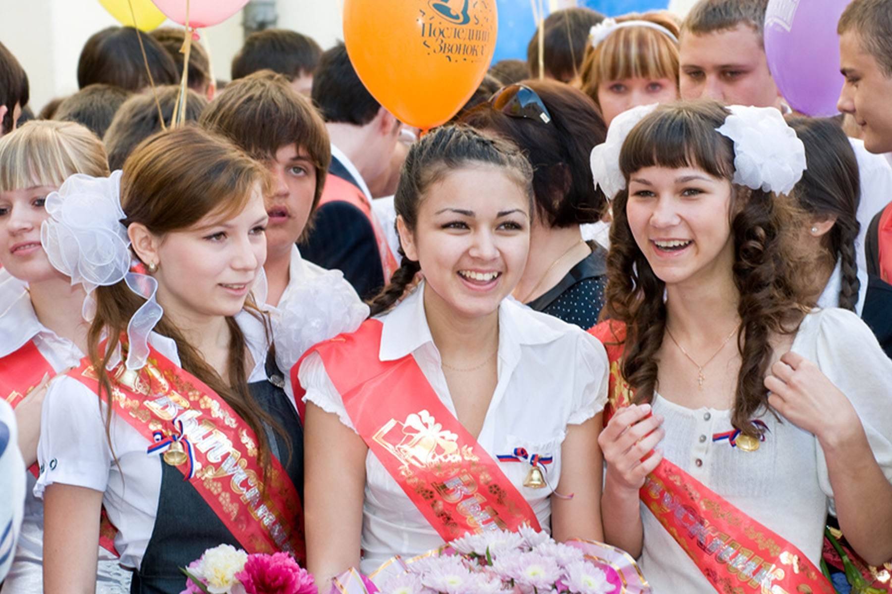 Роспотребнадзор объяснил, можно ли родителям прийти на утренники и выпускные.